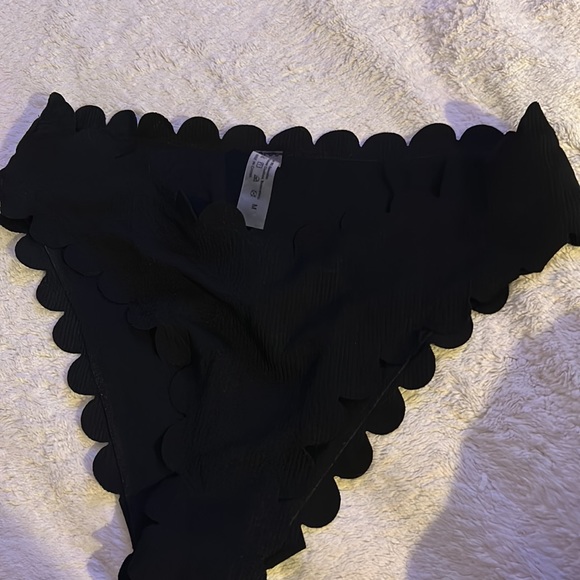 Black bikini in size medium - Picture 3 of 4
